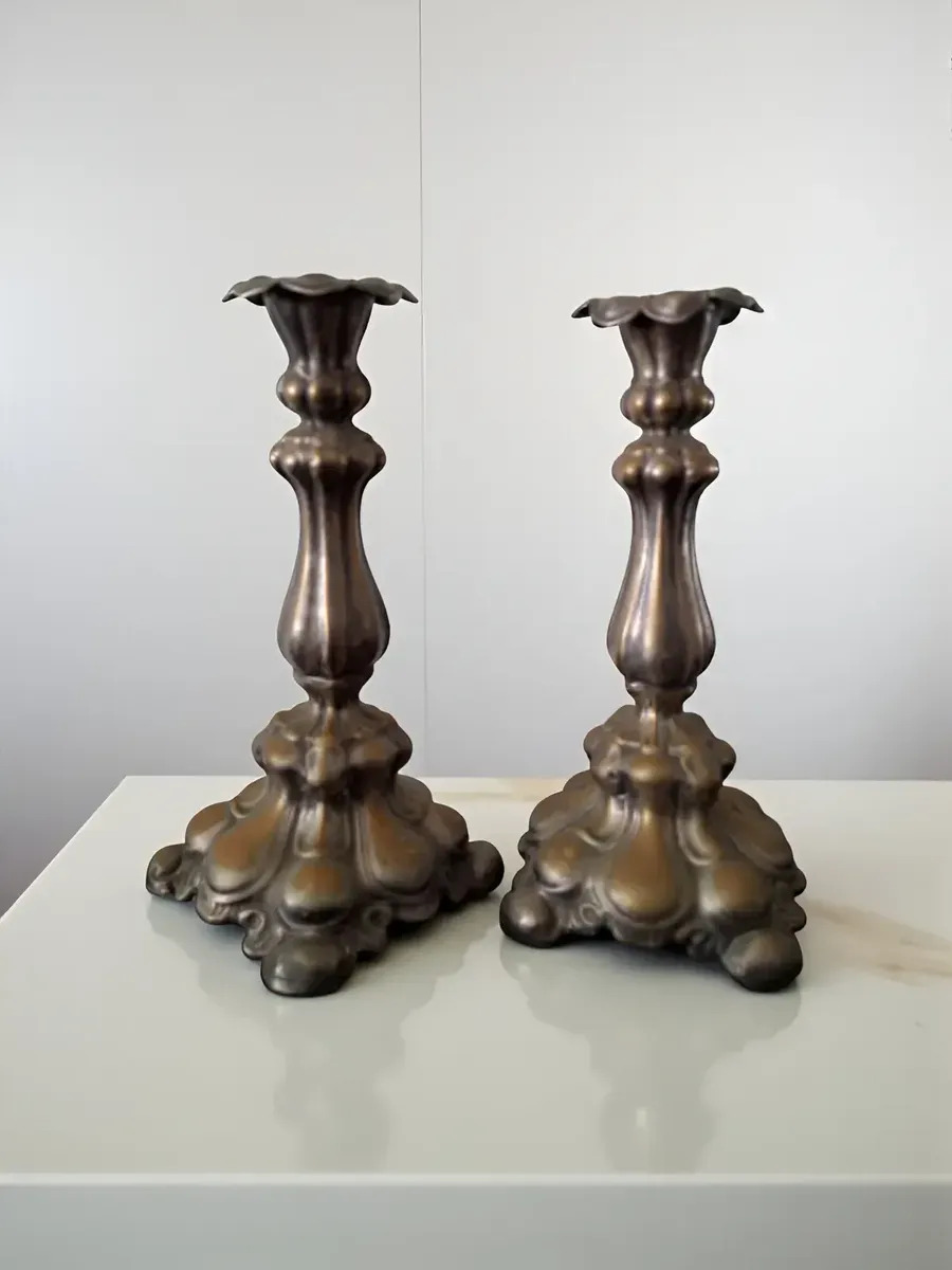 Antiguo Par De Candelabros De Bronce Macizo Estilo Clásico Bronce