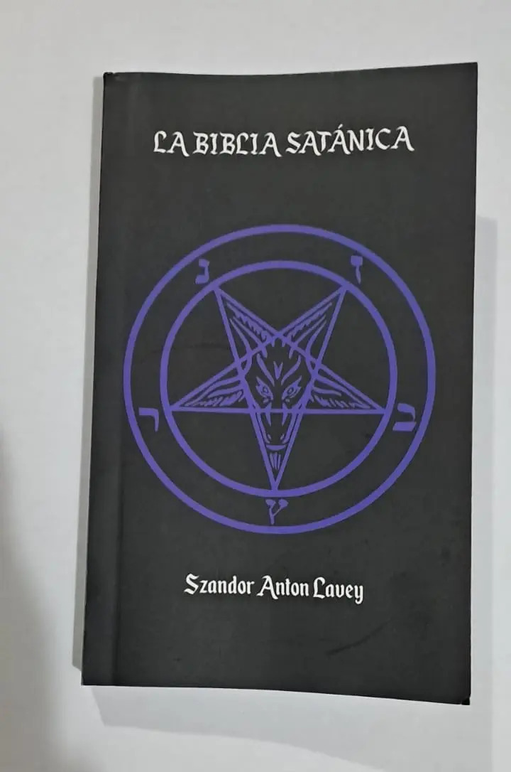 La Biblia Satanica, De Szandor Anton Lavey. Editorial Frente A La Hoguera, Tapa Blanda En Español, 1969