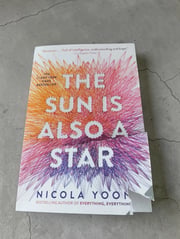 Portada de Yoon The Sun Is Also A Star Novela Juvenil Con Detalles