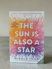 Portada de Yoon The Sun Is Also A Star Con Detalles Novela Juvenil