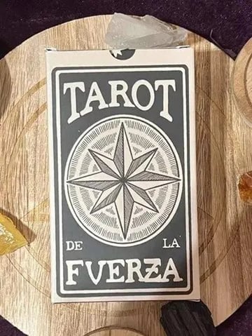 Portada de Tarot De La Fuerza Coni Curi Original (detalle En Caja)