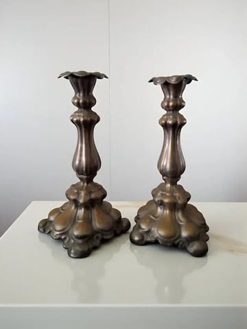 Antiguo Par De Candelabros De Bronce Macizo Estilo Clásico Bronce