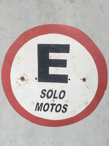 Cartel Vial Antiguo Solo Motos Chapa Esmaltada Blanco