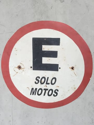 Cartel Vial Antiguo Solo Motos Chapa Esmaltada Blanco