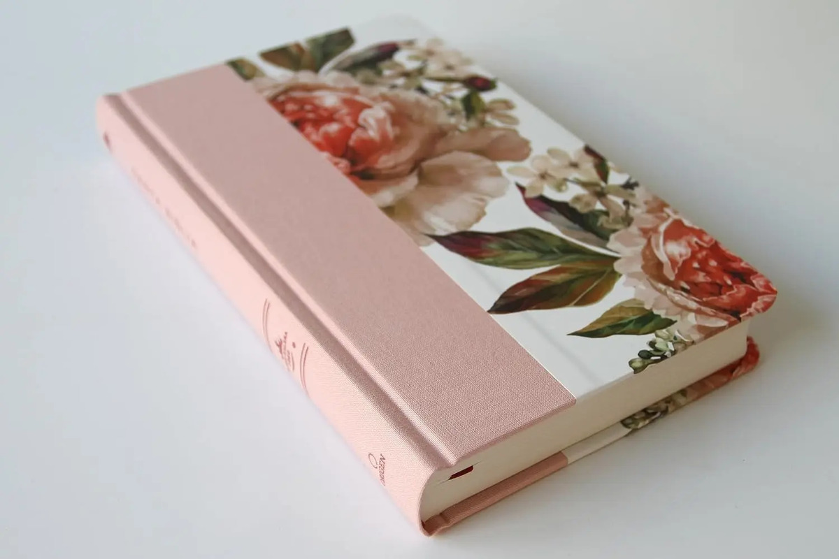 Biblia Rvr 1960: Tapa Dura Tela Rosada Con Flores — imagen 3